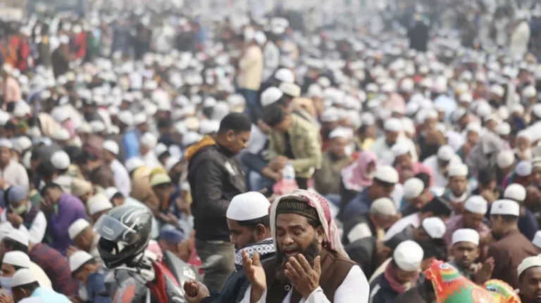 এবার গাজীপুরে টঙ্গীর বিশ্ব ইজতেমা ময়দানে দুই পক্ষের সংঘর্ষের ঘটনার পর ইজতেমা ময়দানের নিয়ন্ত্রণ নিয়েছে সরকার।